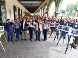 La presidenta municipal de San Pedro Cholula, Tonantzin Fernández, realizó el corte de listón inaugural de la exposición fotográfica “¡2 de octubre no se olvida!”, ubicada en el Portal Guerrero, frente a la Presidencia Municipal.