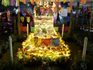 La tradición del Día de Muertos tiene como elemento central la colocación del altar con los alimentos y bebidas que más disfrutaban nuestros seres queridos en vida. Sin embargo, año con año, esta costumbre se encarece.