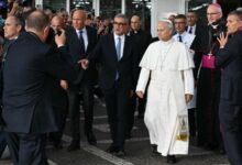 El papa León XIV abandonó este sábado el hospital Gemelli de Roma y regresó al Vaticano. El equipo médico otorgó el alta al pontífice tras evaluar de manera favorable su evolución tras una operación de cáncer de pulmón.