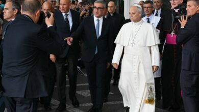 El papa León XIV abandonó este sábado el hospital Gemelli de Roma y regresó al Vaticano. El equipo médico otorgó el alta al pontífice tras evaluar de manera favorable su evolución tras una operación de cáncer de pulmón.