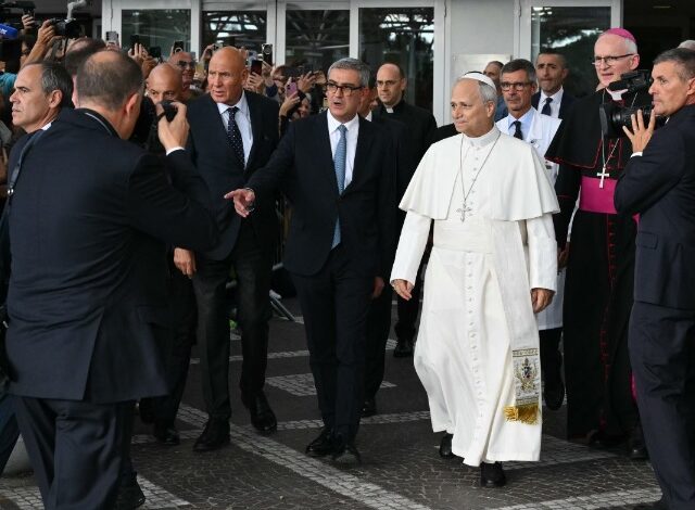El papa León XIV abandonó este sábado el hospital Gemelli de Roma y regresó al Vaticano. El equipo médico otorgó el alta al pontífice tras evaluar de manera favorable su evolución tras una operación de cáncer de pulmón.